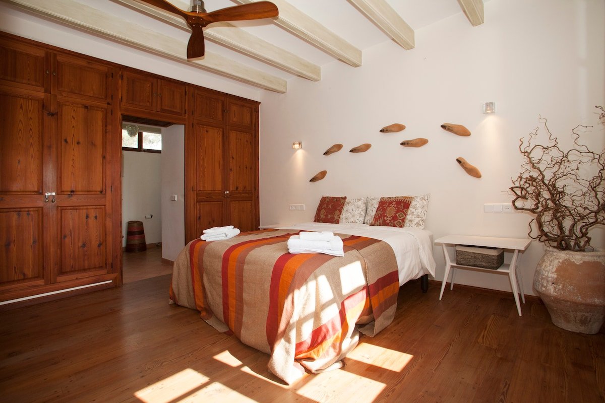 Incredibly charming villa by the sea of Son Veri gallery image 5