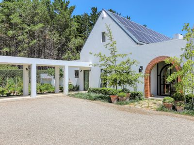 5-Bedroom Forest Getaway with Jacuzzi & Views