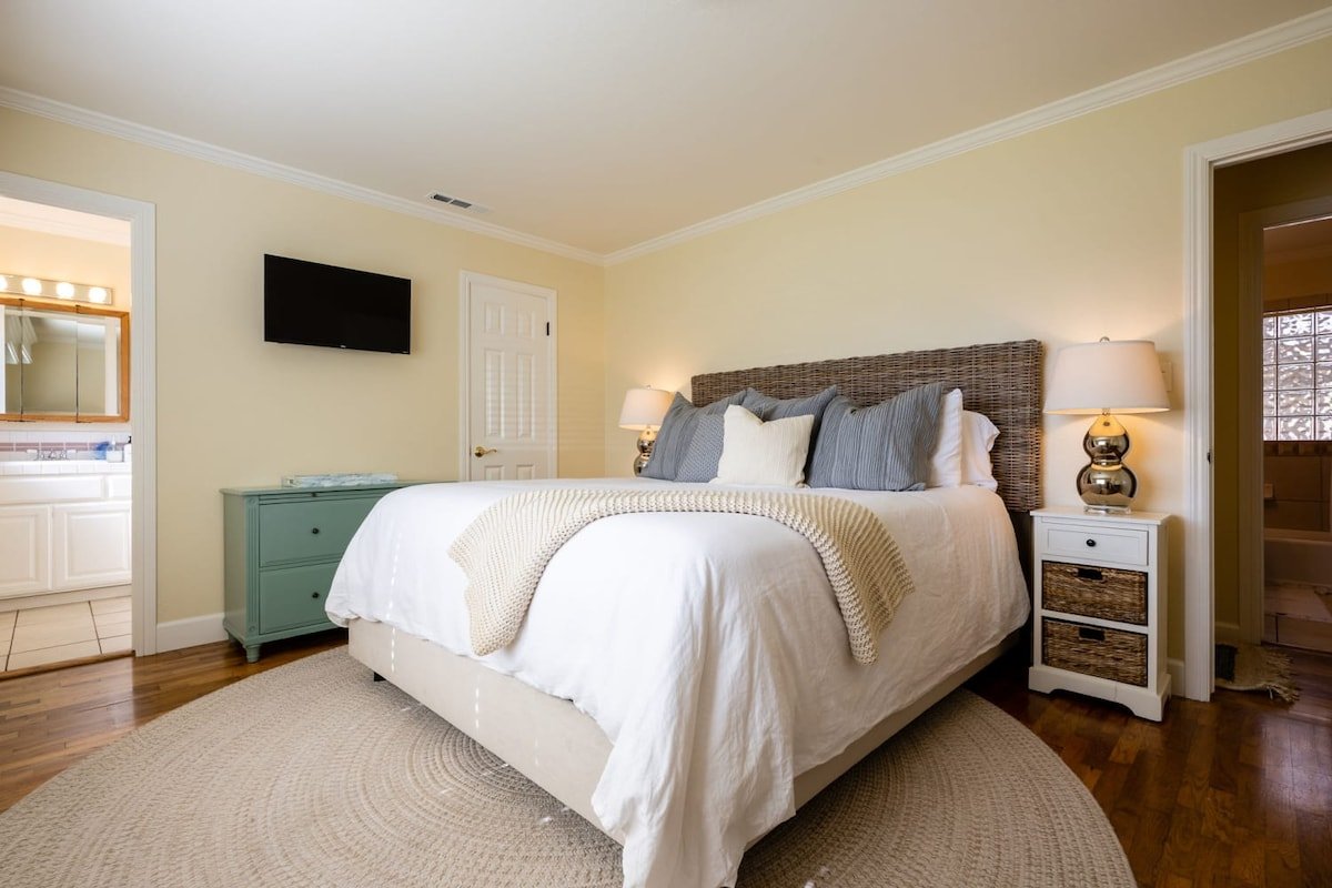 Pleasure Point Getaway with hot tub, dog friendly! gallery image 3