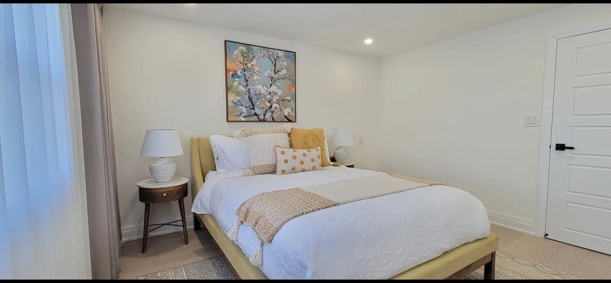 Luxury 4 BR/4 BA/Queen W/Sleeps 12/2 Free Parking gallery image 5