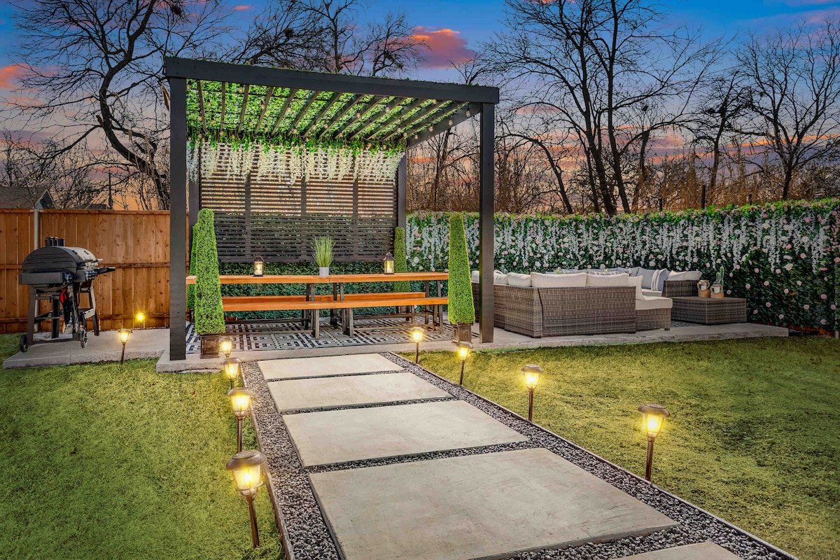 Queen’s Landing – Luxe New “Glam” Home in Dallas! gallery image 2