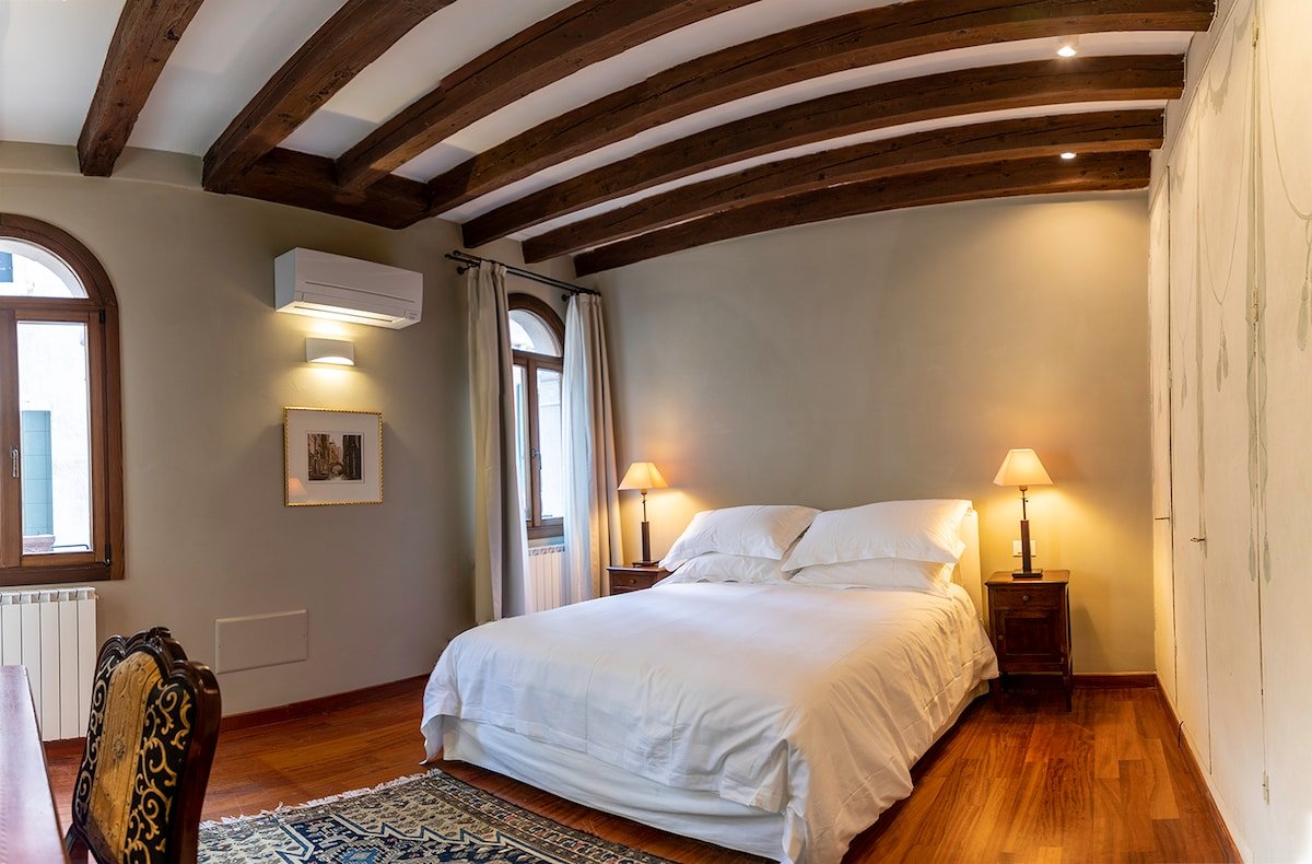 VeniceTownhouse, Entire Renovated Palazzo gallery image 4