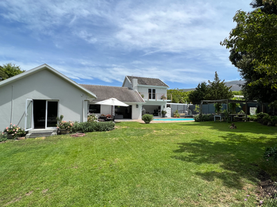 6-Sleeper home with Pool in Tokai, Cape Town.
