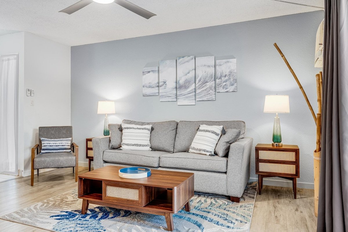 Newly Refreshed Beautiful Condo W/ Pool, Walk to B gallery image 4