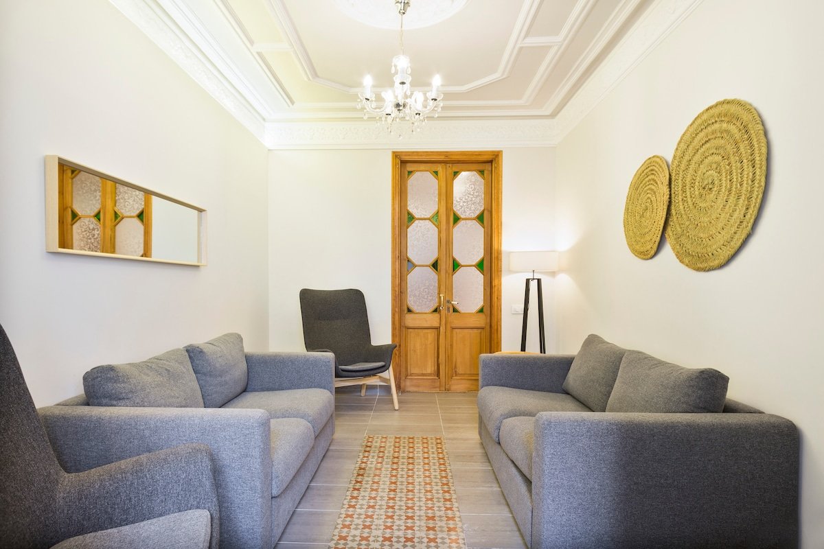 Apt. w/ PATIO, 4 Bedrs, 2 Bathrs & AC (8 adults) gallery image 3