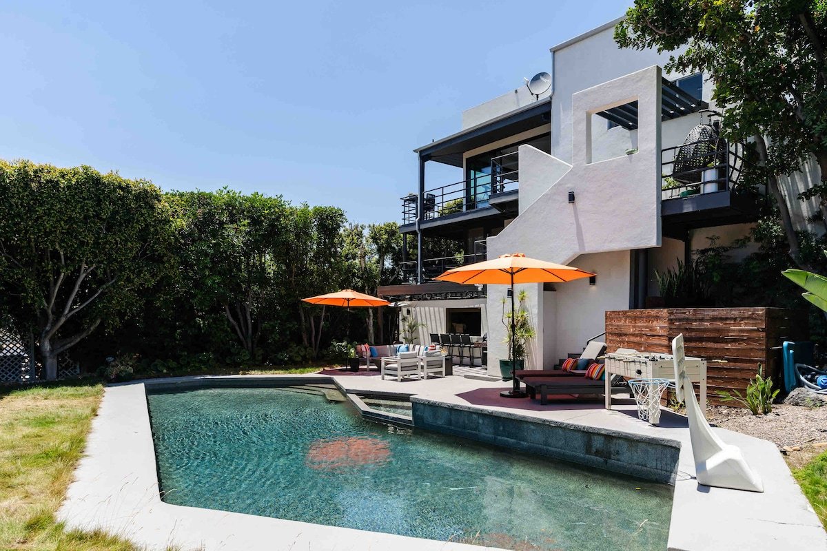 Sophisticated Designer Home w/ Guest House & Pool! gallery image 2