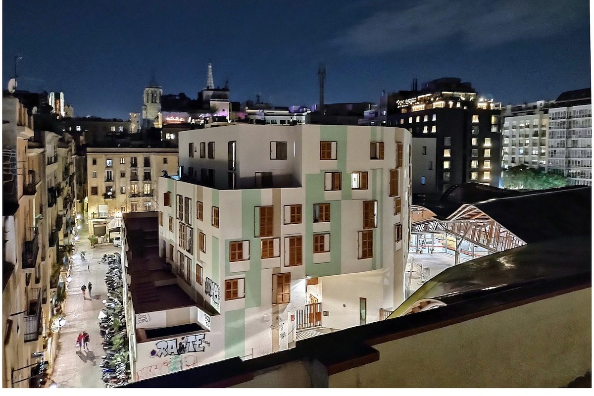 El Born Sunny View Terrace, Quiet, Walk Everywhere gallery image 4