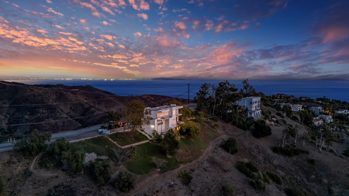 Private Retreat Malibu Home with Ocean View gallery image 2