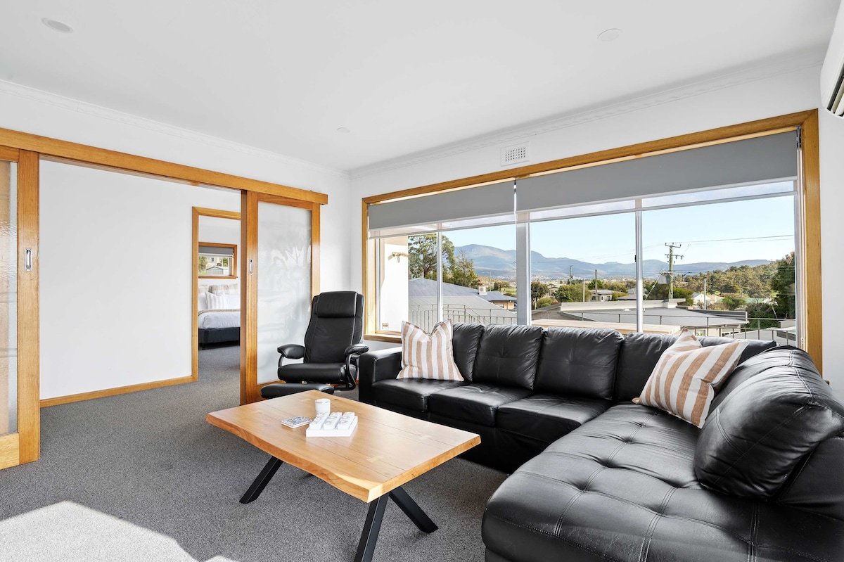Residential Retreat-Sleeps 15-10 min CBD/Airport. gallery image 2