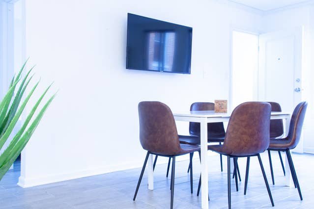 Understated, Elegant and IDEAL! / Downtown Designe gallery image 3