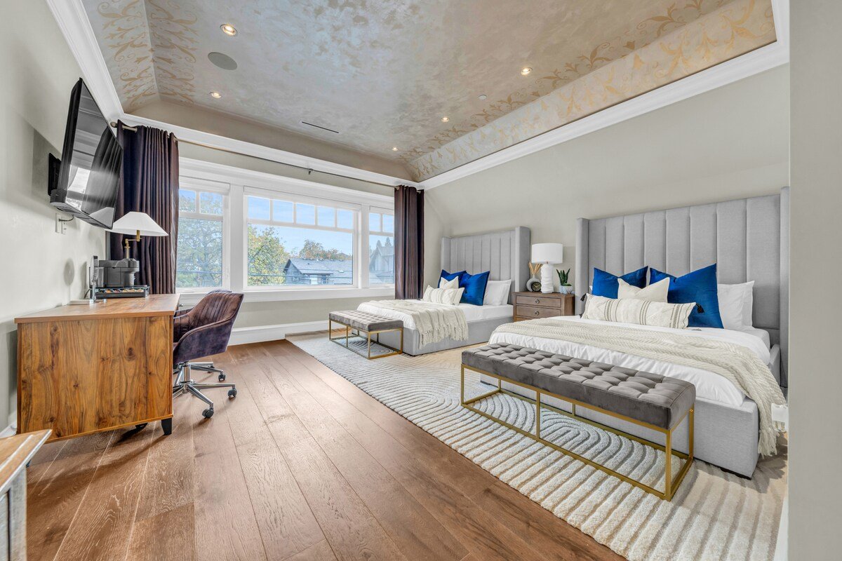 Original Versace House Vancouver 10min to Downtown gallery image 3