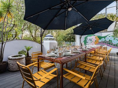 Vibrant Ámsterdam Retreat with Rooftop BBQ