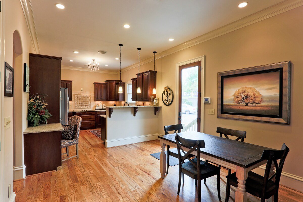 Massive Palace Close to Downtown! gallery image 3