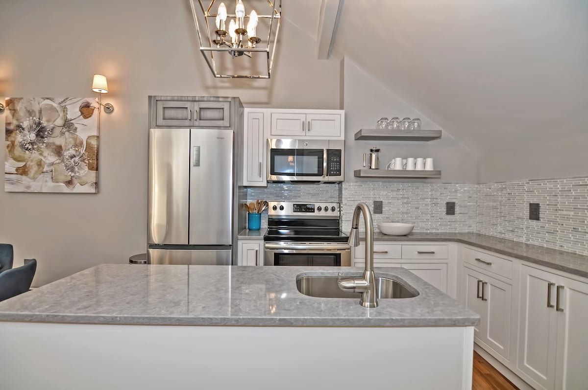 Classically Elegant, Quiet Beacon Hill Penthouse gallery image 4