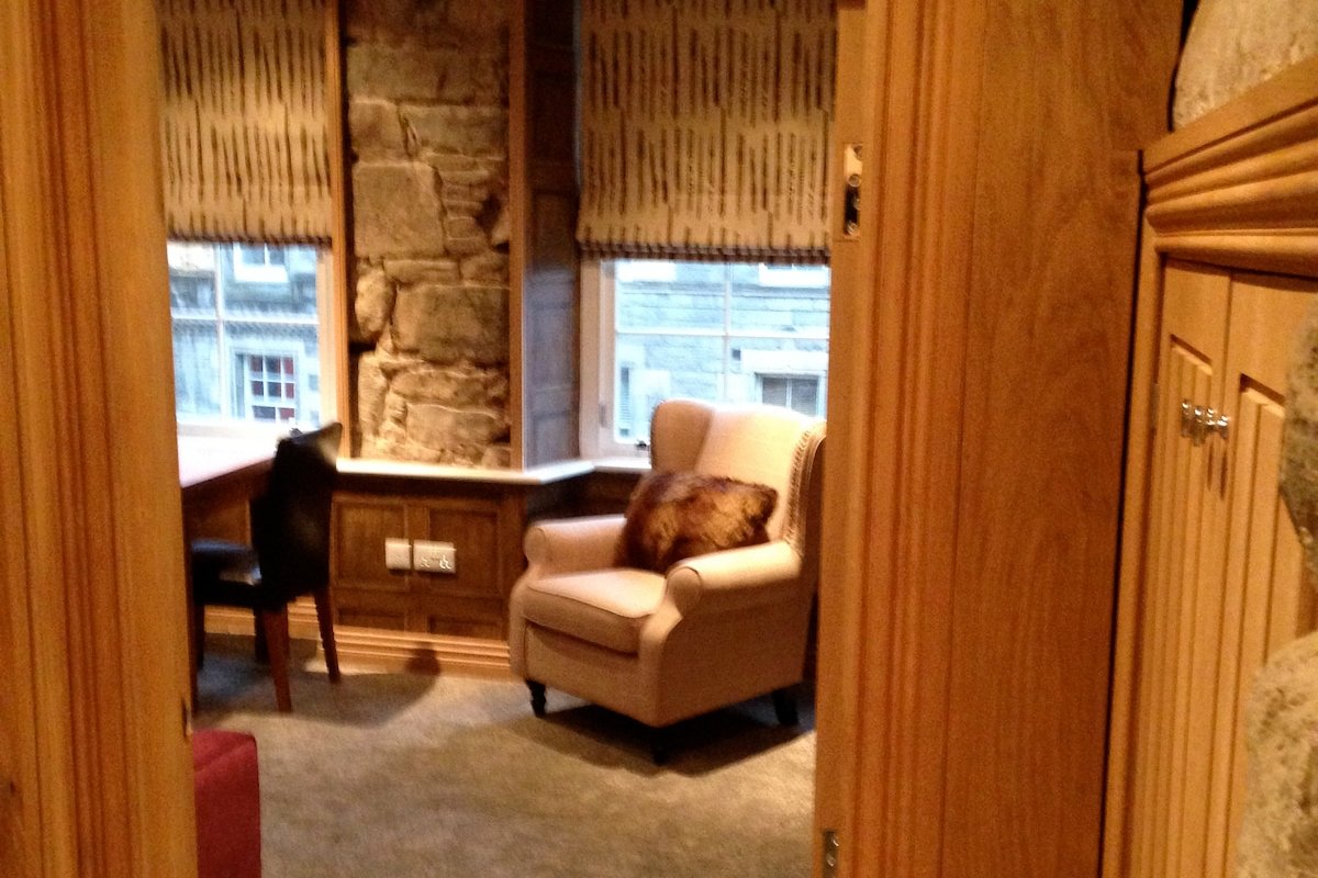 Royal Mile Old Town Edinb’gh Castle gallery image 5