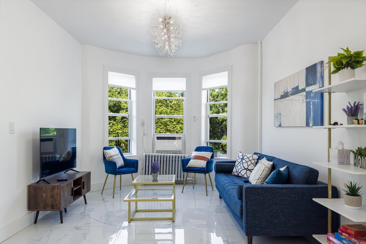 New 6 Bed 3 full Bath Duplex 2decks, at the train! gallery image 2