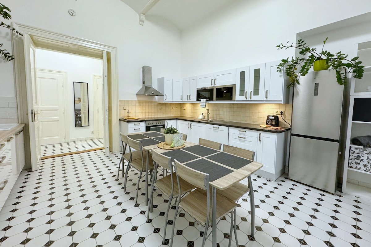 NEW! Mucha 3BDR Flat in HEART of the City Center gallery image 4