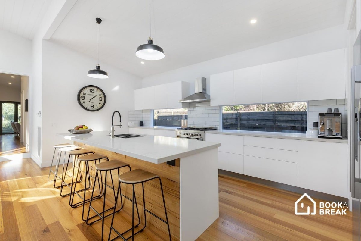 The Pelican – Stylish Poolside Oasis gallery image 5