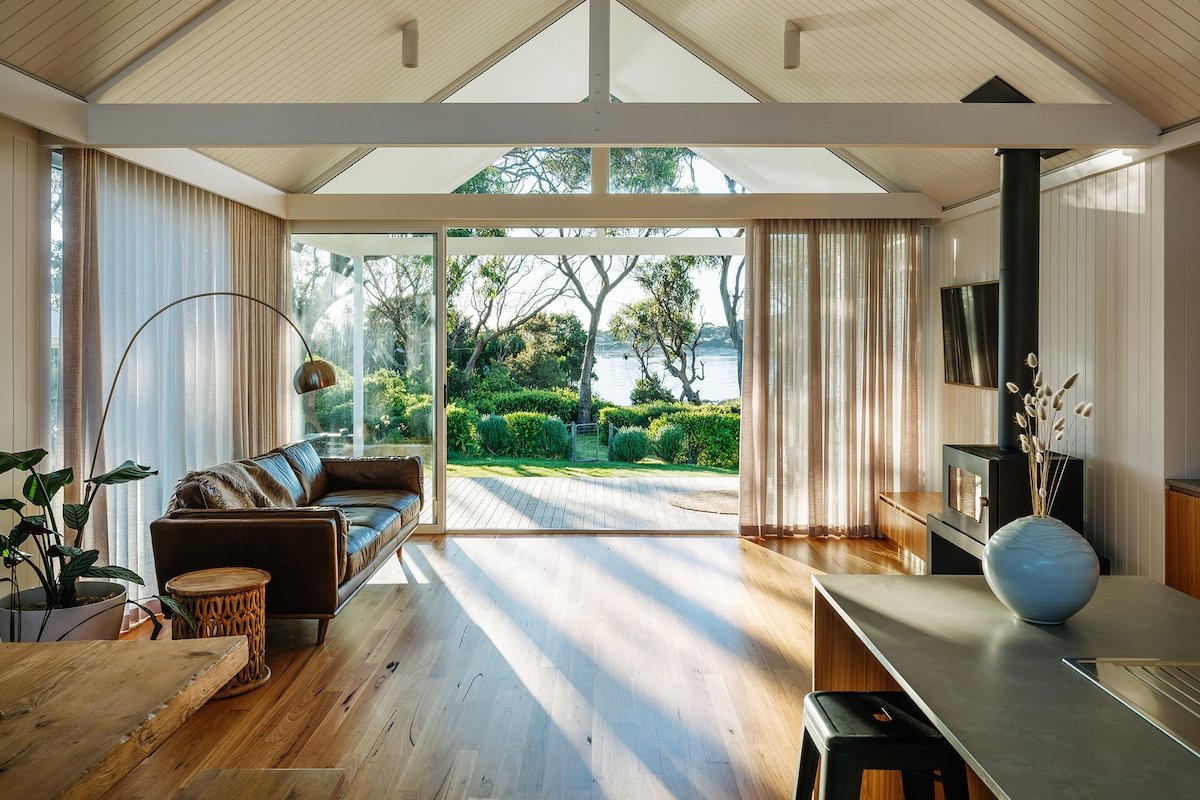 Absolute waterfront-with sauna – Wave Song gallery image 2