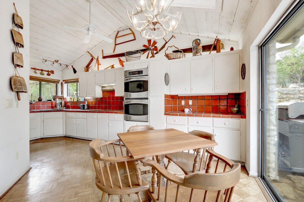 Charming 1970’s Texas Ranch w/ Pool & Hot tub gallery image 4