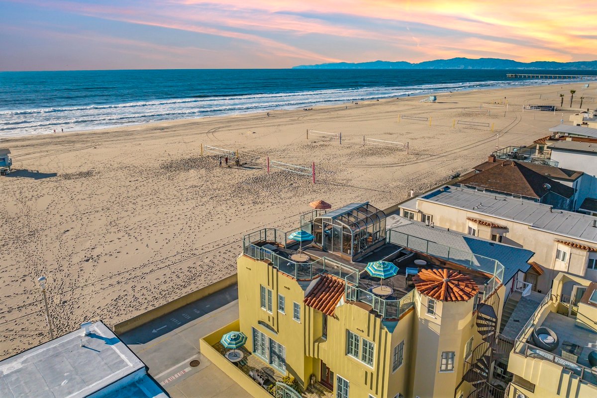 Beachfront, Roof Deck & Well-Stocked w/ Views!