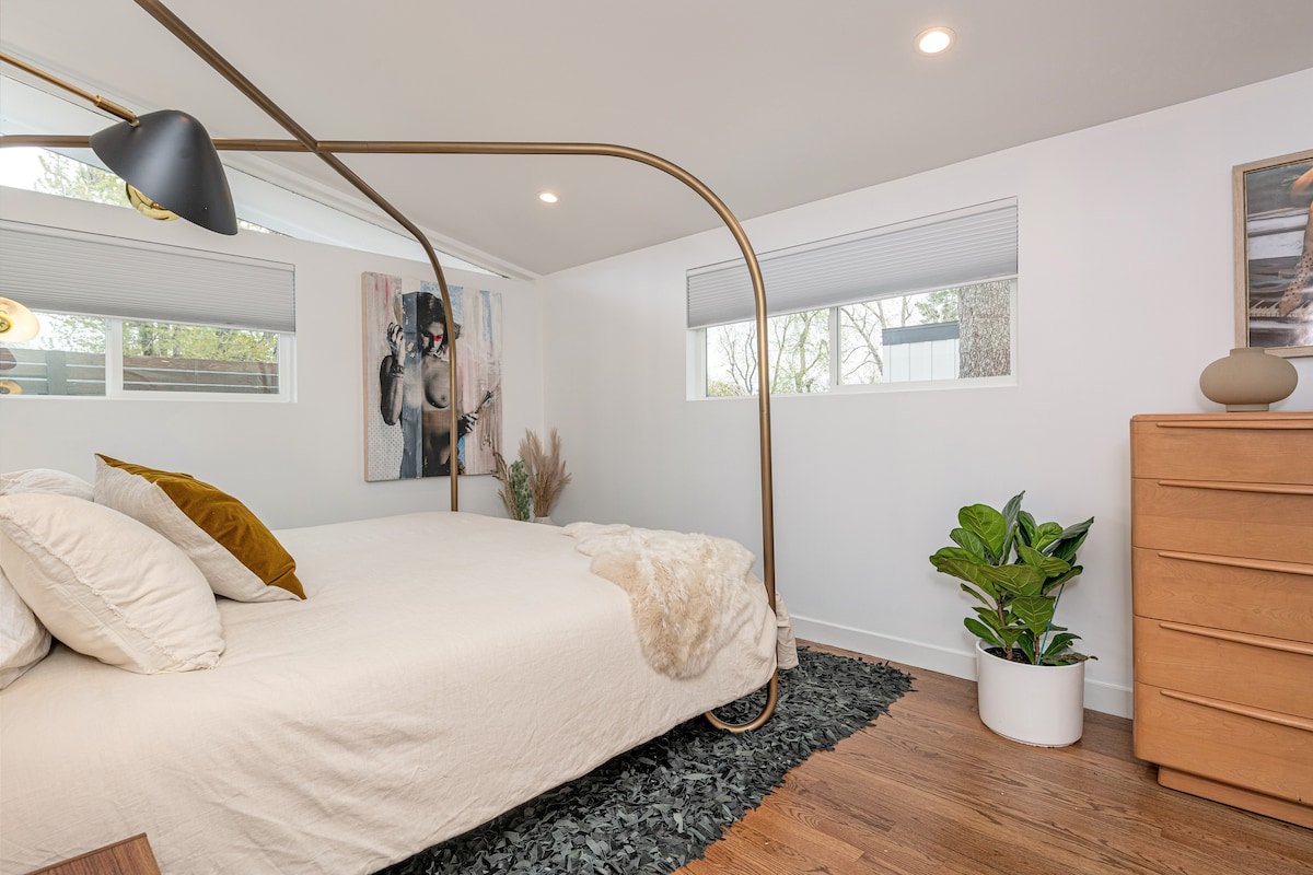 Chic Mid-Mod Cliff May home with hot tub and light gallery image 5