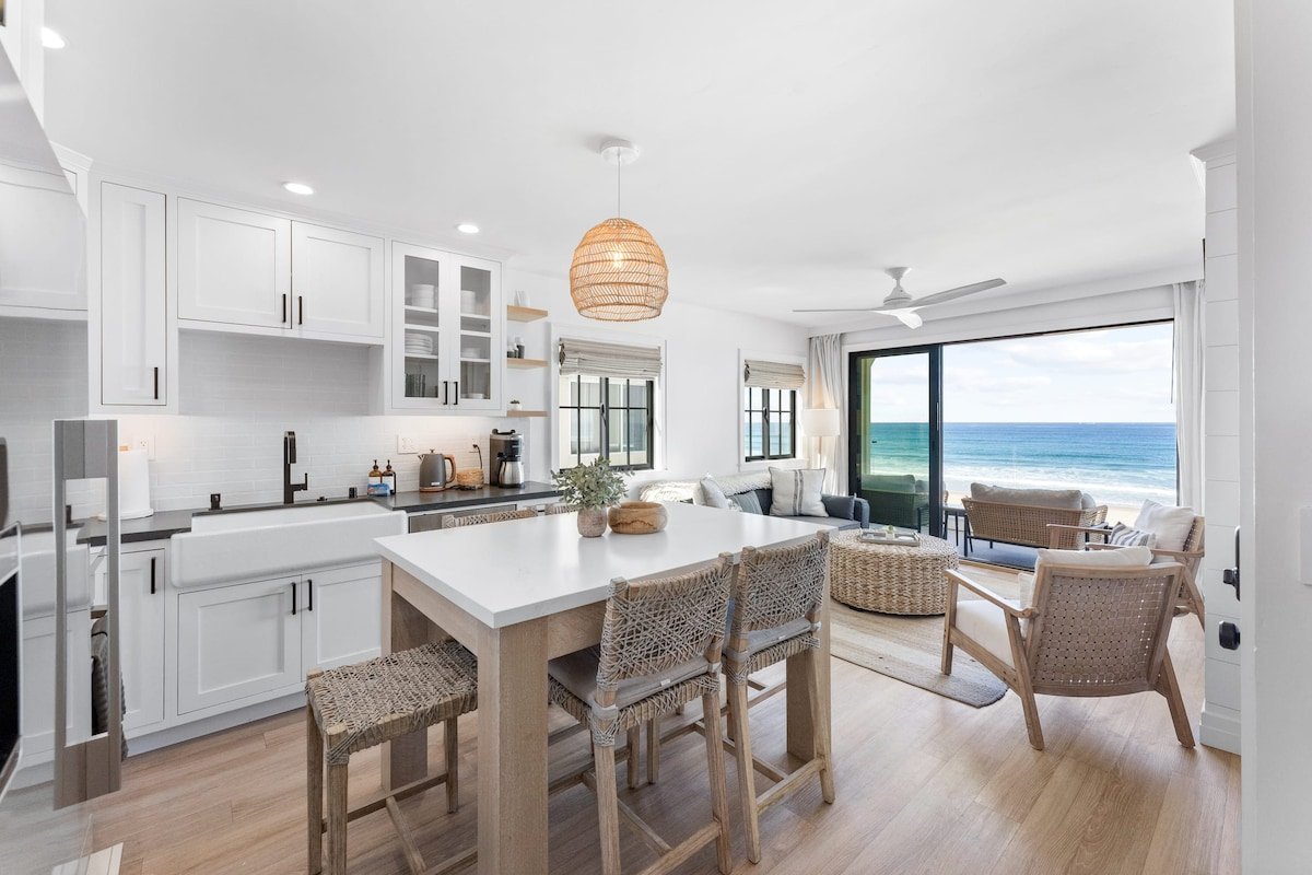 Entire Upper Oceanfront Masterpiece with Rooftop gallery image 4