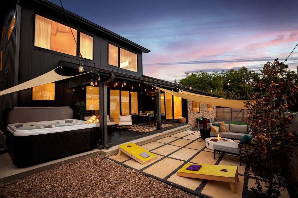 Luxe Downtown Austin Home- HotTub – Putting Green gallery image 2