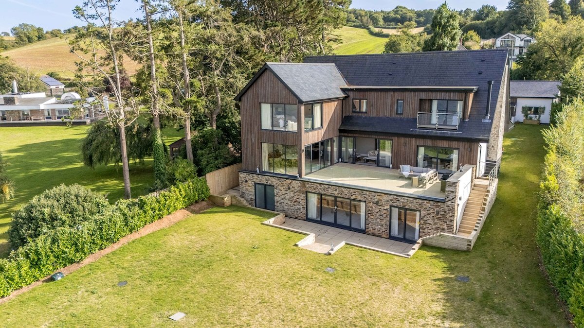 Gable View – Luxury Riverside Retreat with Panoram