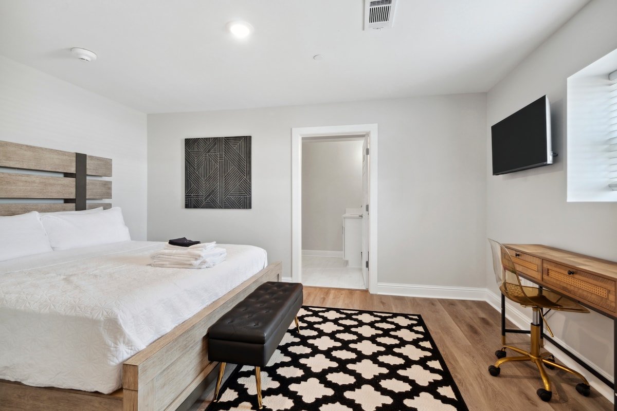 Entire Boutique Hotel w/Pool & Parking, 6 Suites gallery image 2