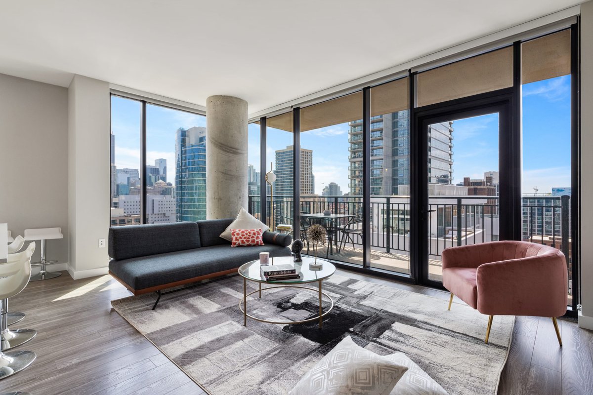 2BR Retreat in Downtown + City Skyline Views