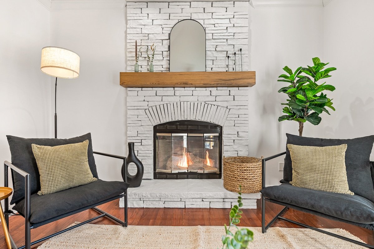 8 min to Downtown • 6000 SF • Sauna • Hot Tub gallery image 5