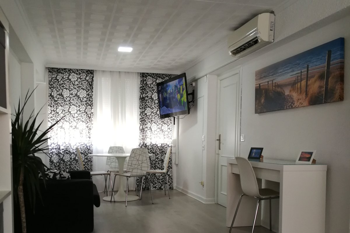 Very bright apartment near the beach, free wifi.