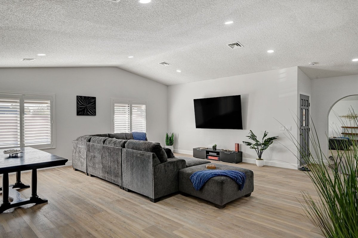 Spacious Oasis w/ Pickleball Mins to Strip/Stadium gallery image 3