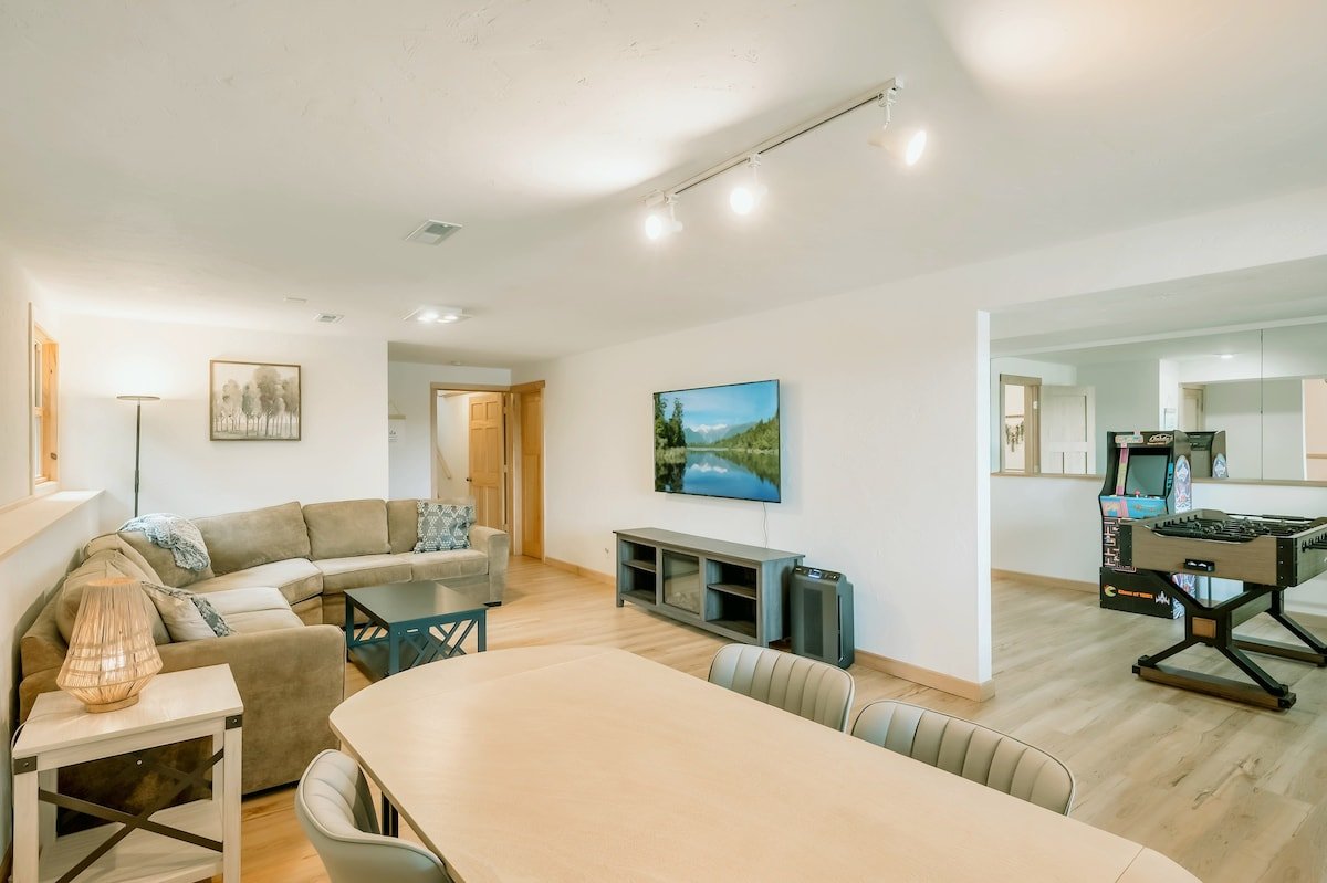 Cozy Lakefront Cottage • Medicine Lake gallery image 5