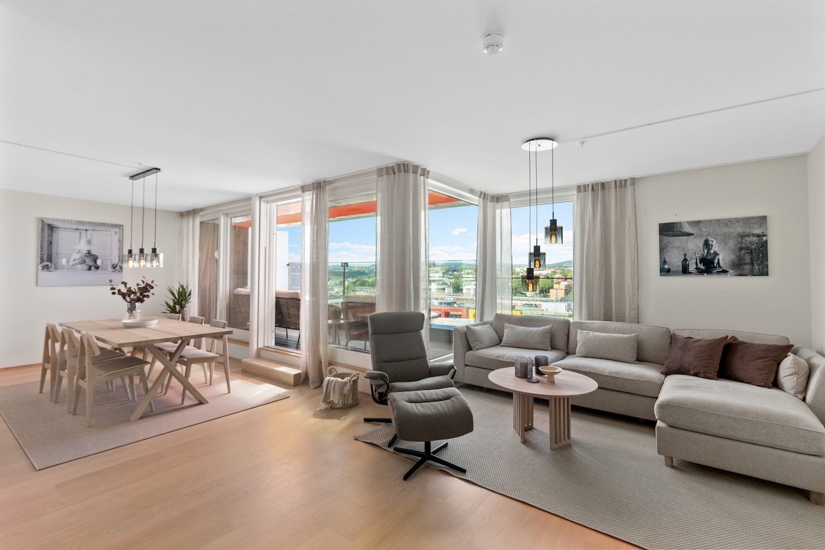 Luxury 3BR Penthouse by Waterfront w/ Sunset Views gallery image 3