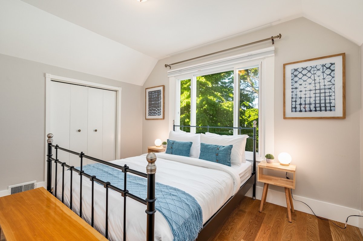 Charming 4B2B SFH Walk to CapHill w/ Backyard gallery image 5