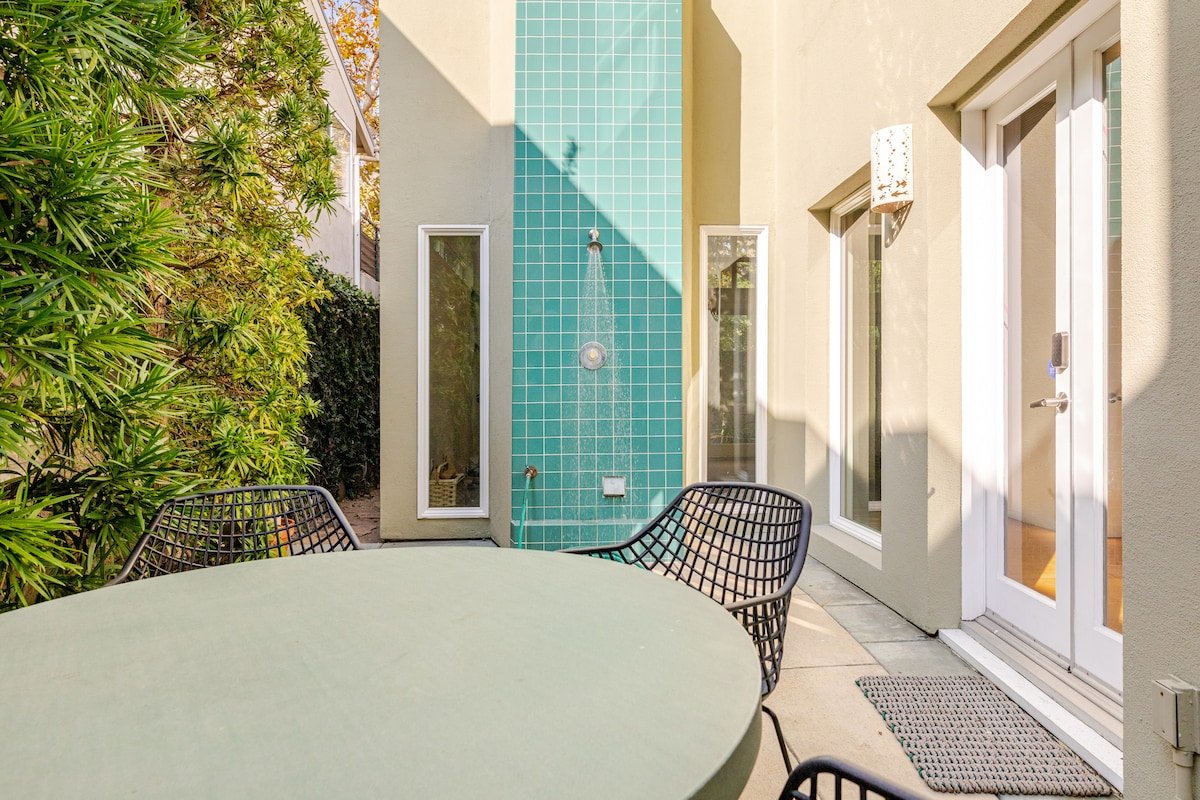 Modern 3bd 3ba house/beach/canals/ hot tub! gallery image 5