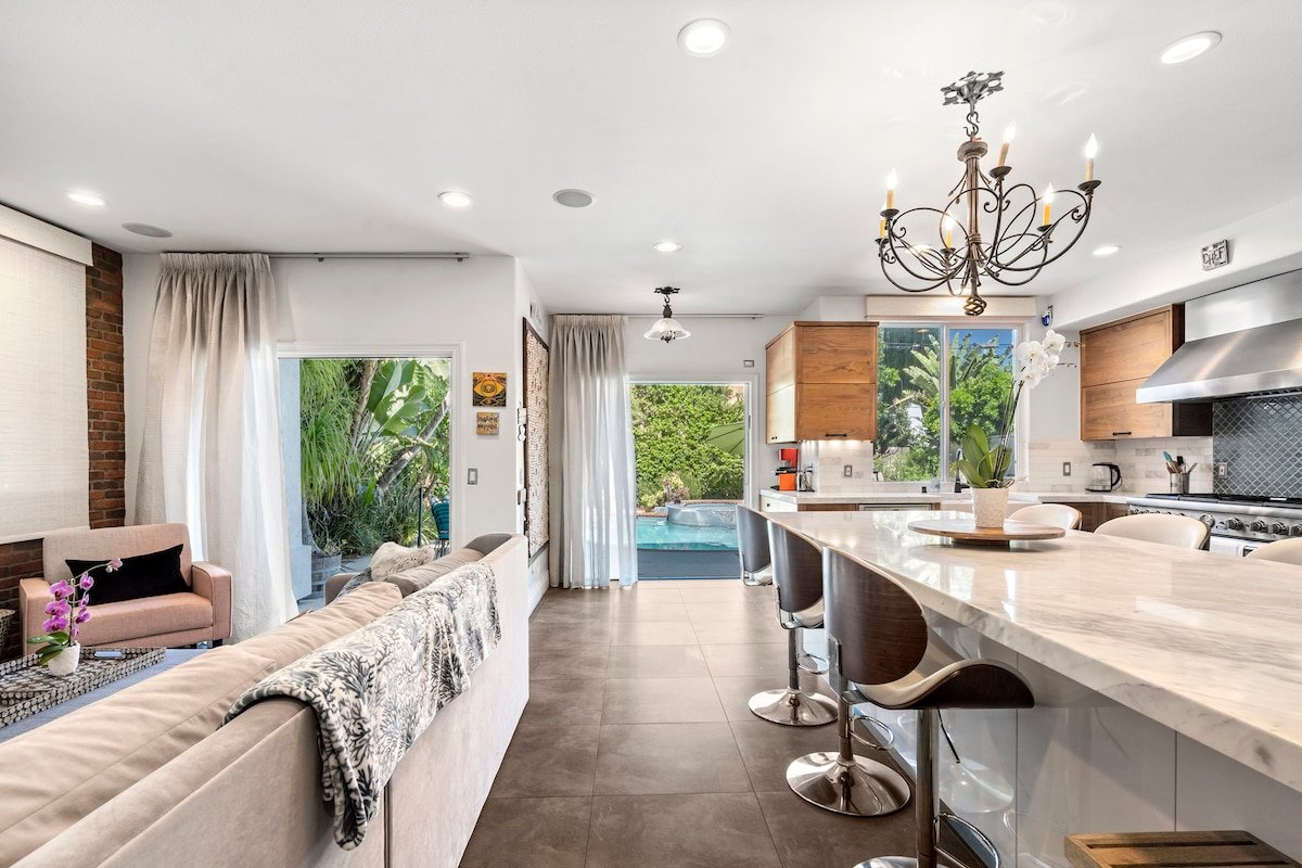 Spacious 5BR Home with Pool in Prime Sherman Oaks gallery image 5