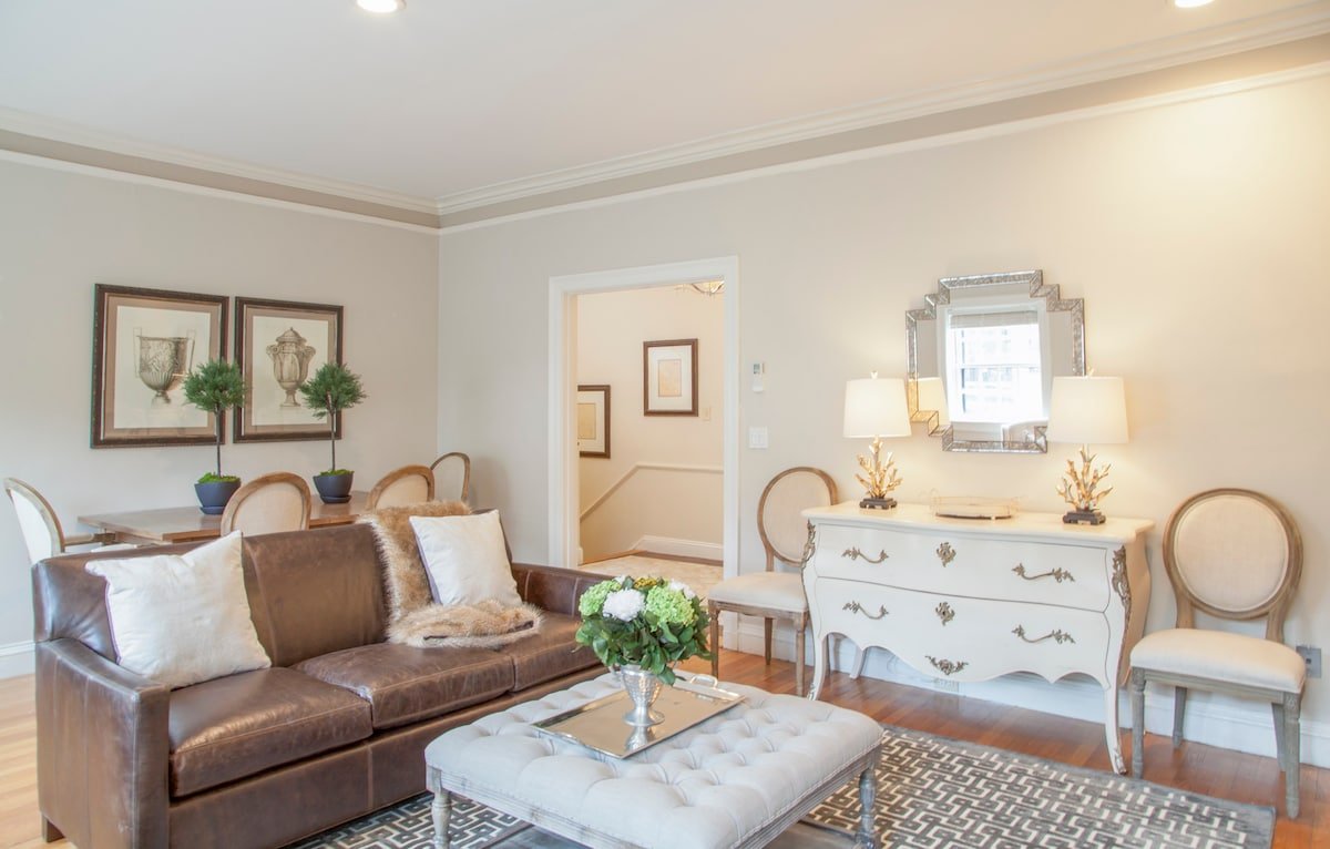 Large 3.5 BR|2 BA Penthouse Duplex gallery image 2