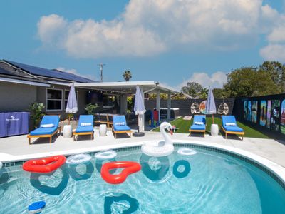 Pool, Hot Tub, AC, Games, 10 min to Beach Big Yard