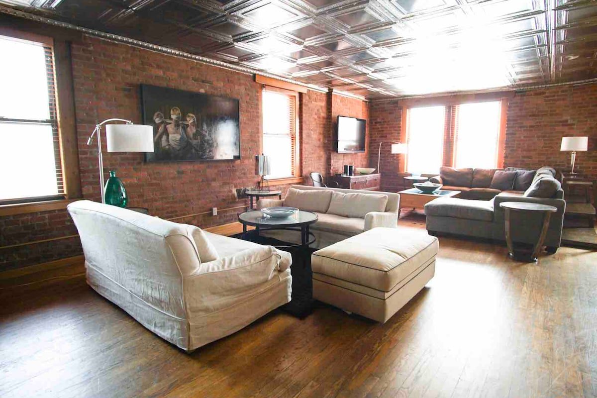 Huge Prvt Suite in Massive Loft in Lt-Italy/SoHo gallery image 5