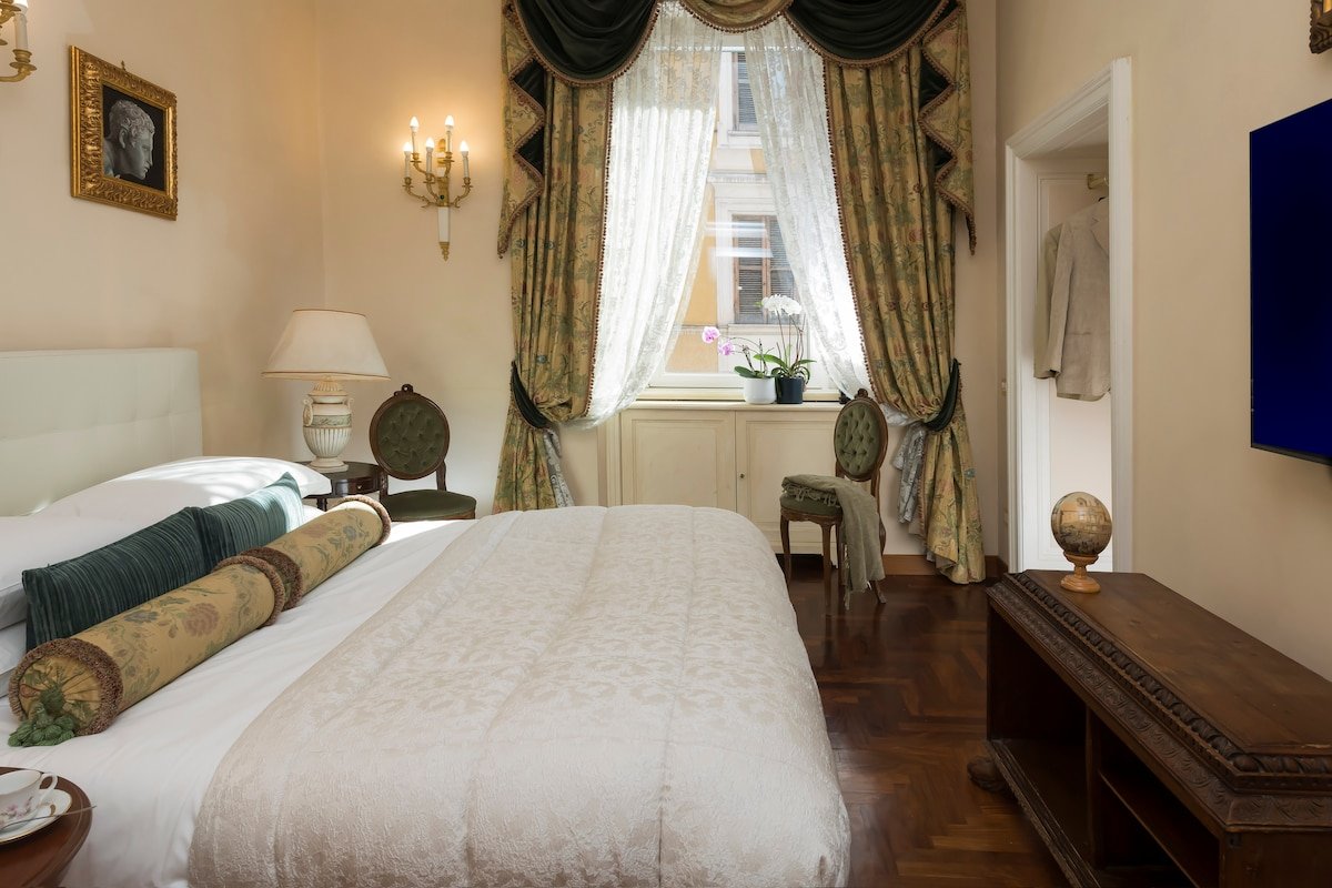 Historical Apt |3bedroom | Colosseum View gallery image 5