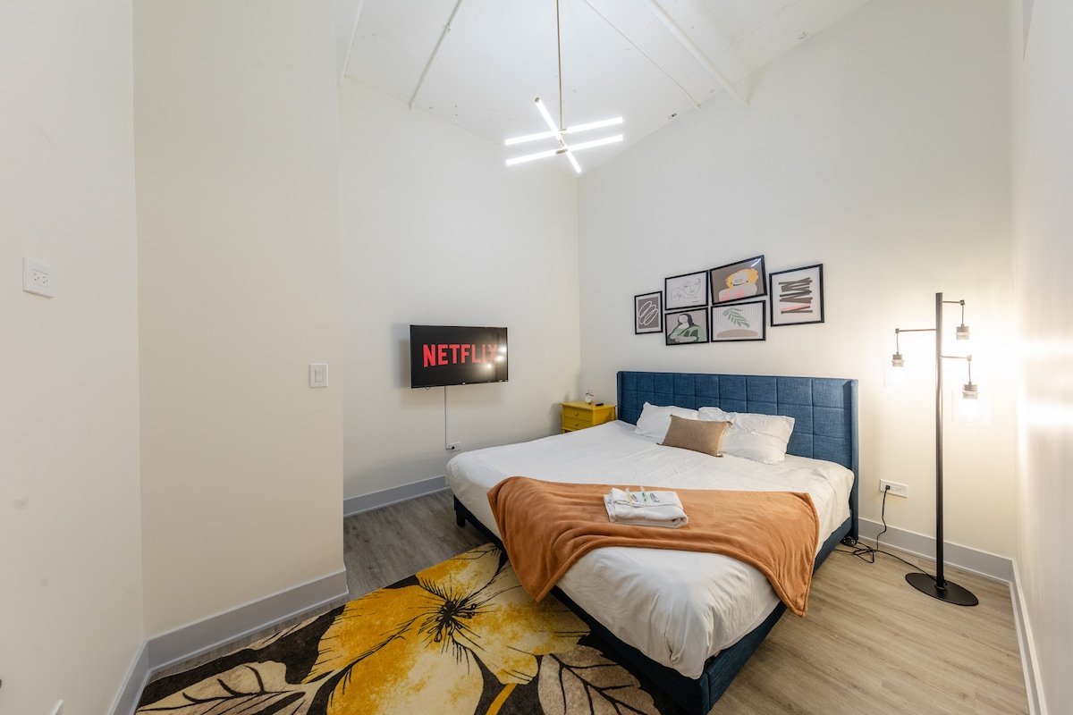 Spacious 5BR Luxury Suite | Near McCormick Place gallery image 5