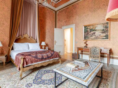 Luxury 3BR Arno River Apartment with Garden