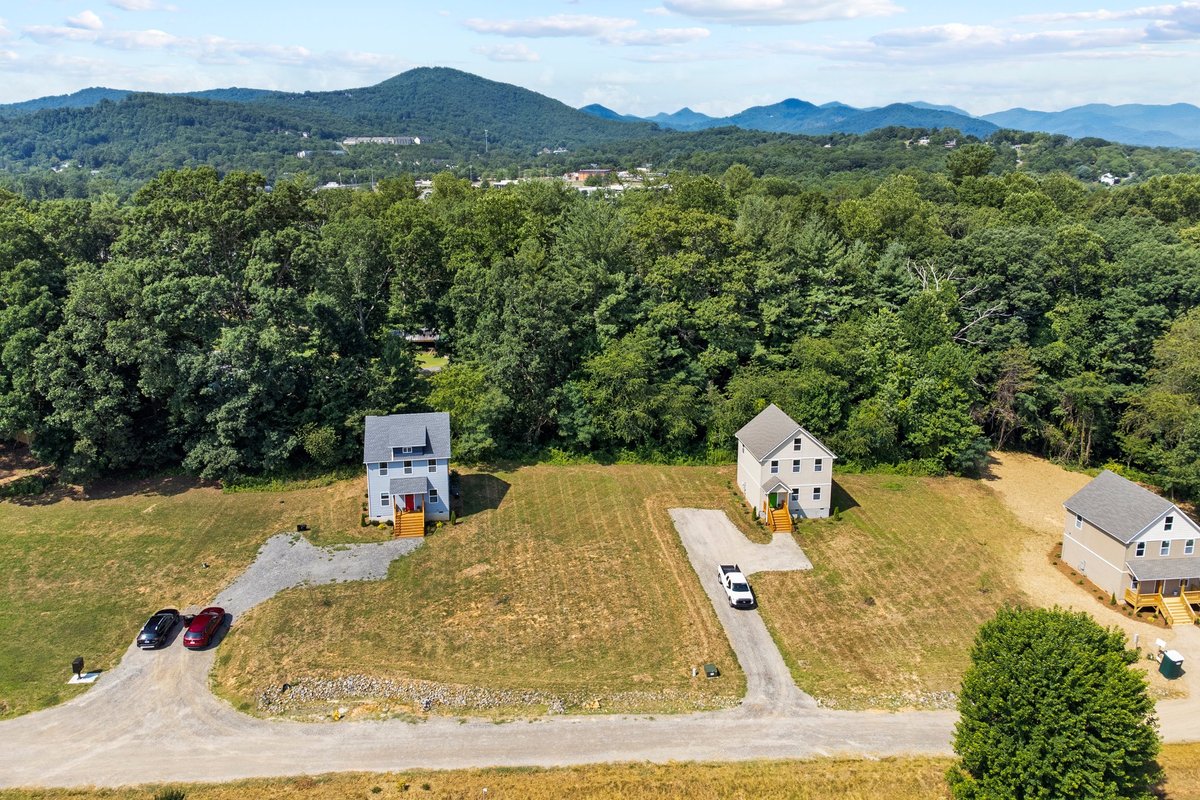 2 Houses! Sleeps 22! 10 Min to DTW Asheville