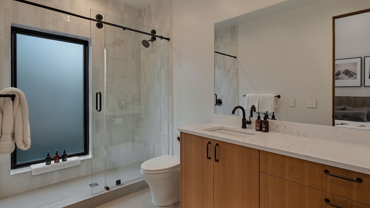 Hot Tub + Close to Skiing – Andalusian Lodge gallery image 4