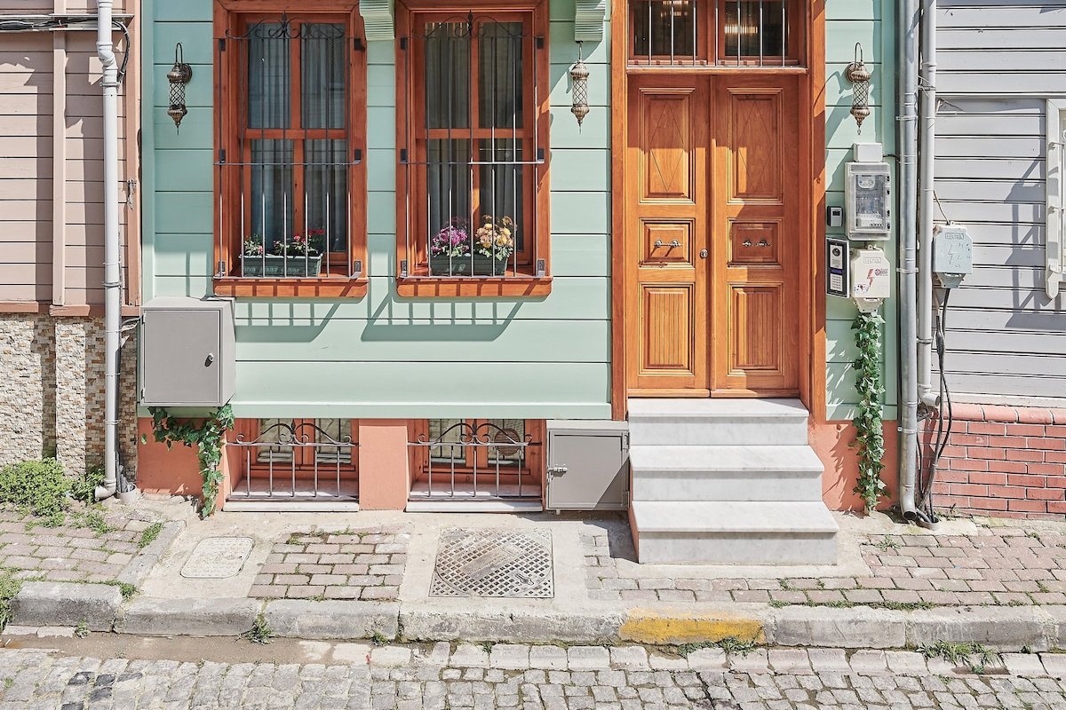 4BR/3 Bath Ottoman House w free Airport transfer!* gallery image 3