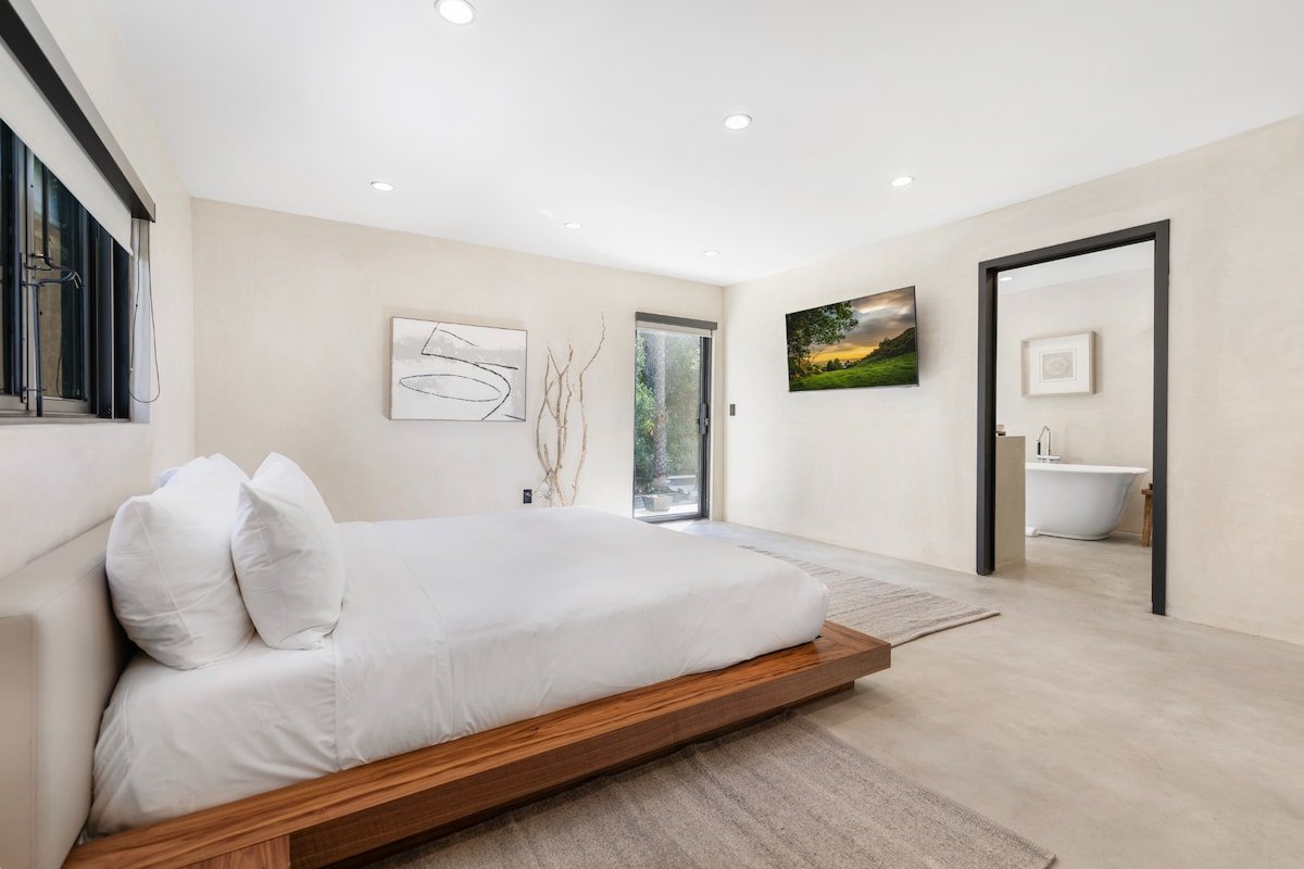 Luxe Woodland Hills Oasis w/ Pool & Scenic Views gallery image 5