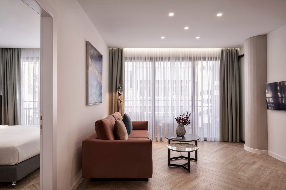 Modern 2BDR Apartment with balcony, 4′ from metro gallery image 3